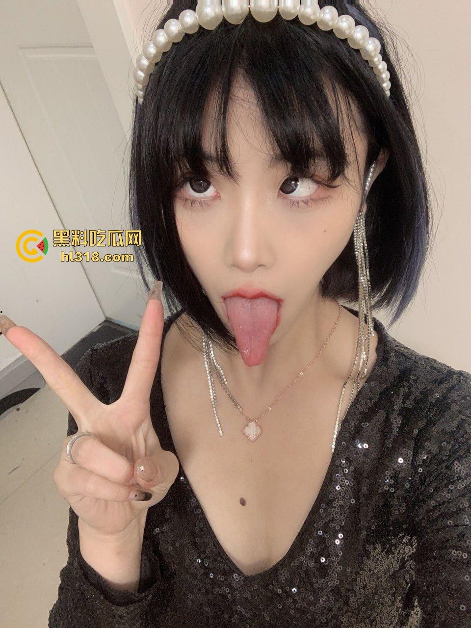 极致的母狗调教，塑料薄膜套头，地板放置炮机抽插，震动棒刺激阴蒂，爽到直发抖！  第2张