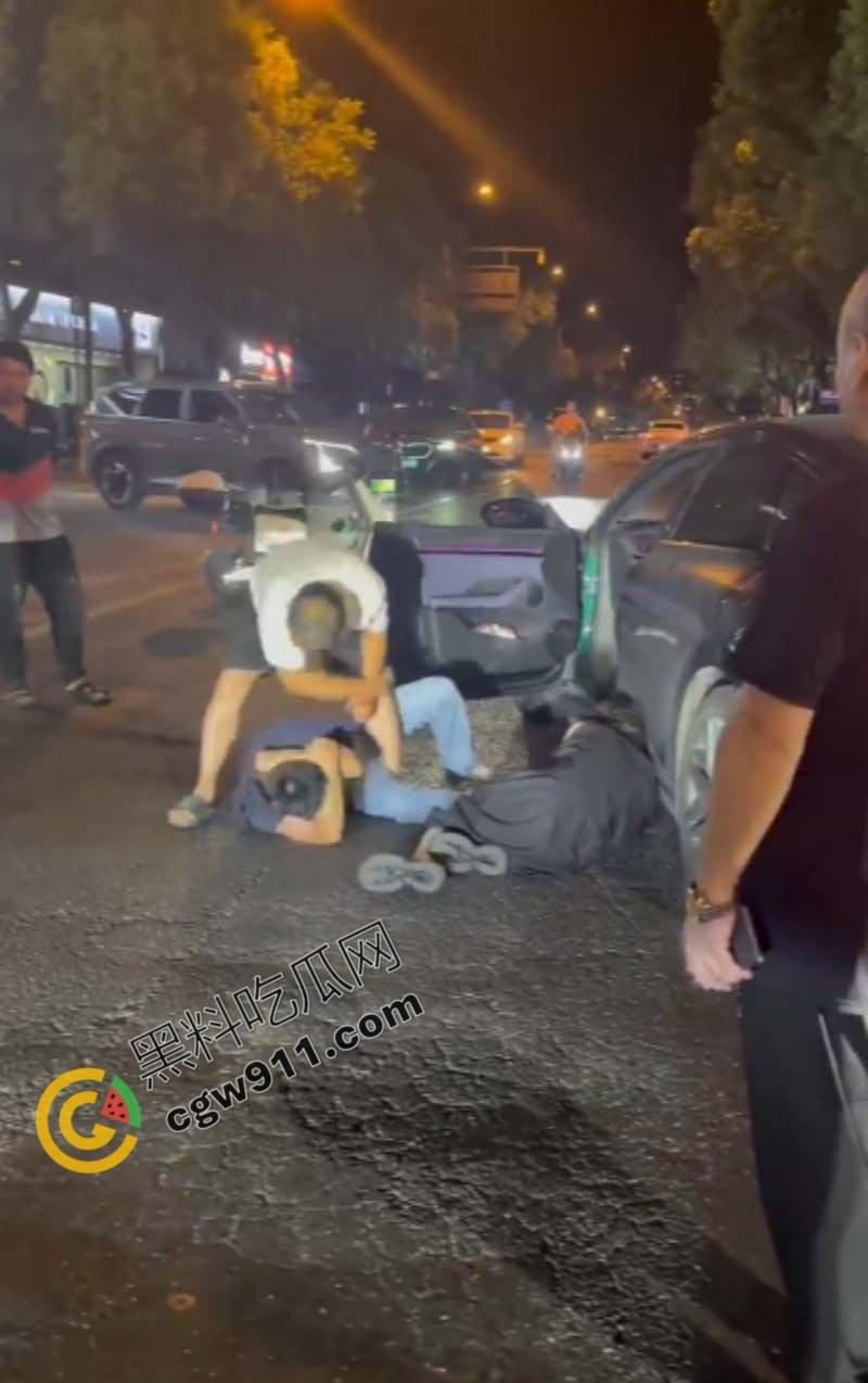 酒店偷情狗男女被原配截车暴打，大屌与脸遭痛殴，荡妇保护奸夫被双双暴揍，围观者连连称快，拍照不停  第3张