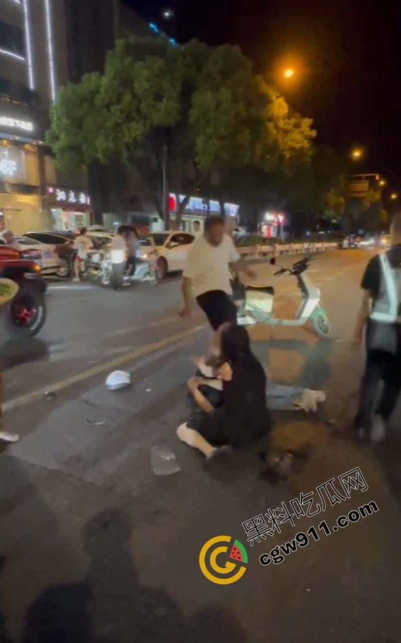 酒店偷情狗男女被原配截车暴打，大屌与脸遭痛殴，荡妇保护奸夫被双双暴揍，围观者连连称快，拍照不停  第4张