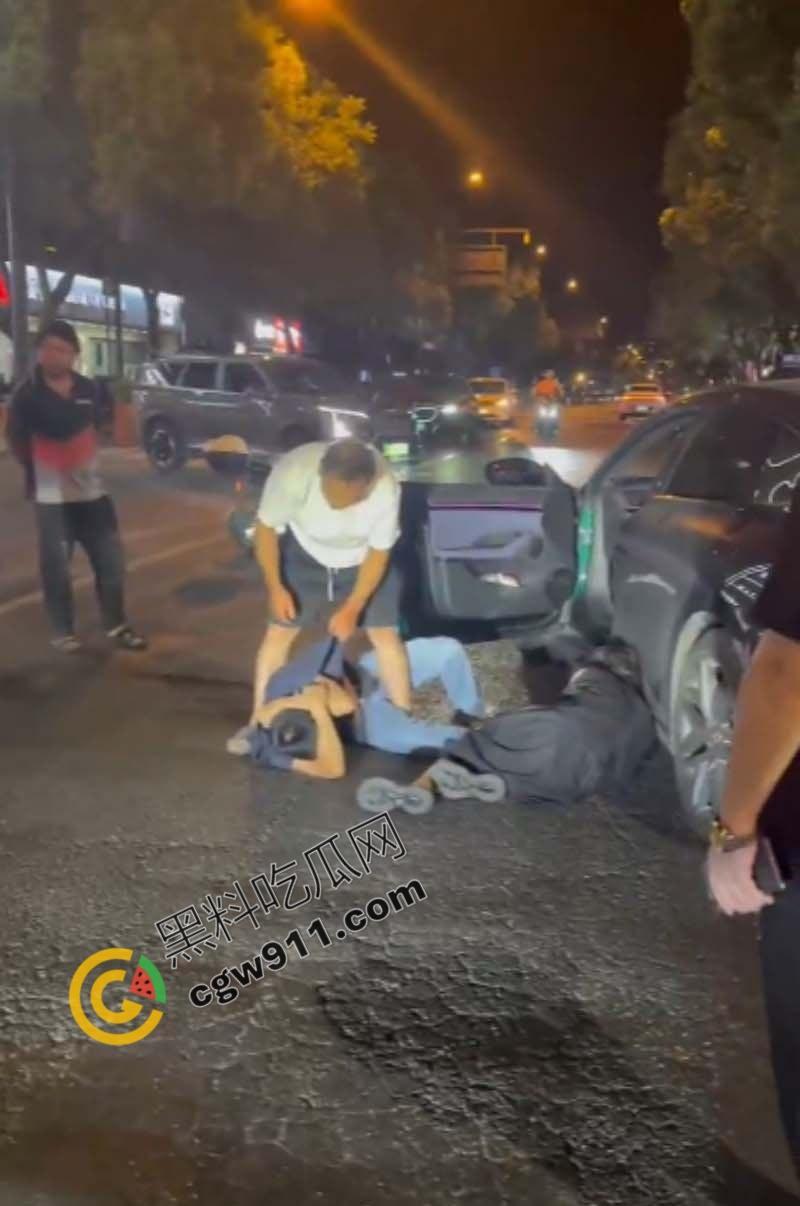 酒店偷情狗男女被原配截车暴打，大屌与脸遭痛殴，荡妇保护奸夫被双双暴揍，围观者连连称快，拍照不停  第5张