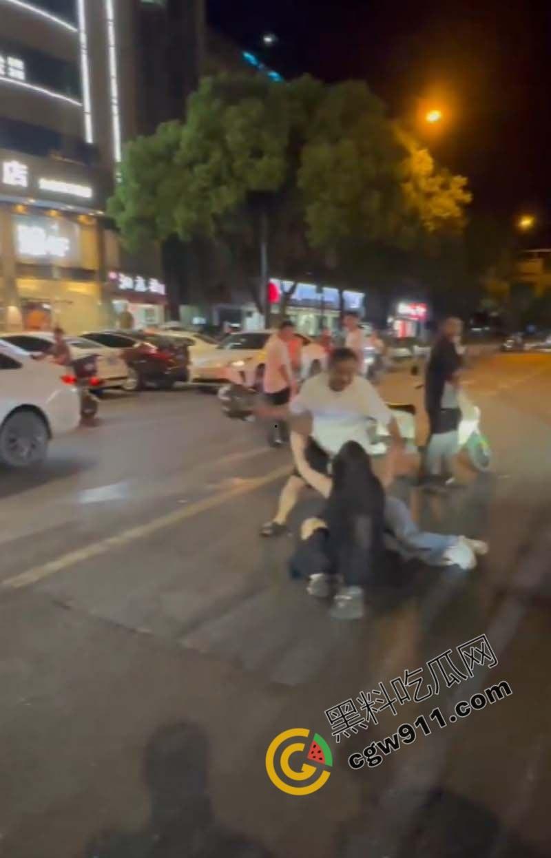 酒店偷情狗男女被原配截车暴打，大屌与脸遭痛殴，荡妇保护奸夫被双双暴揍，围观者连连称快，拍照不停  第6张