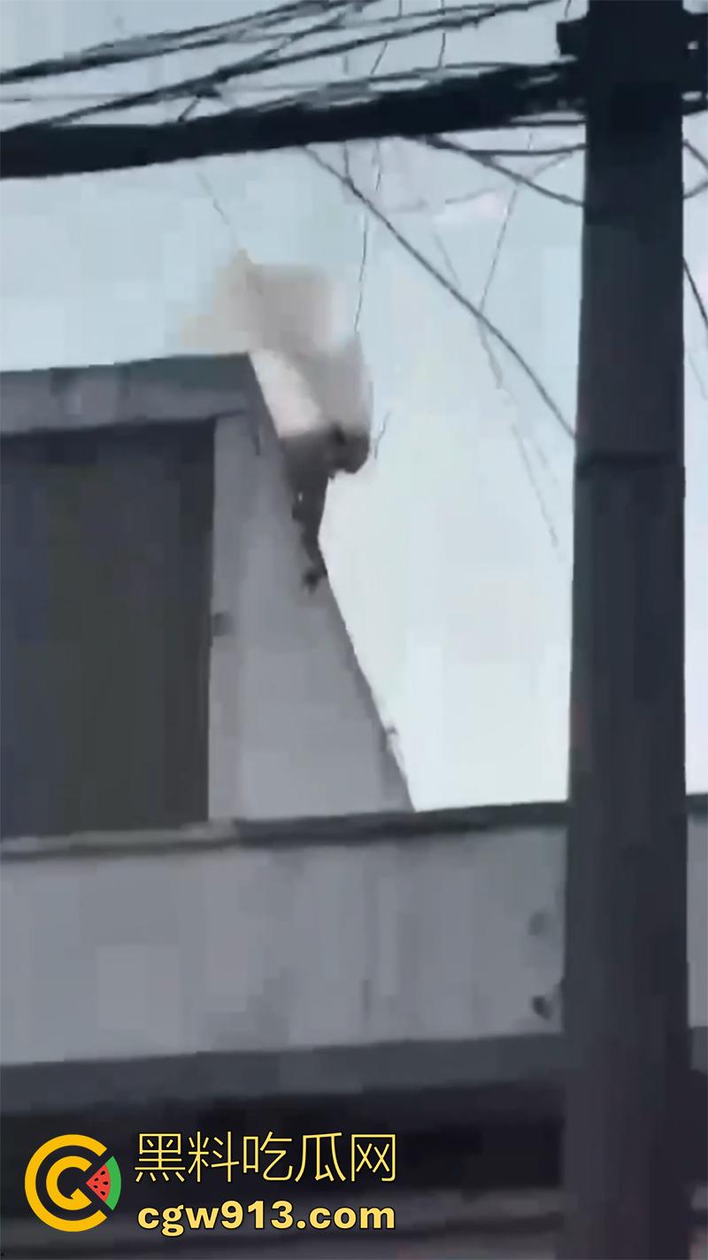 偷情人妻竟丢了命， 四川成都郫县一男子，偷情彩票站老板娘，老公突然回来只能躲在楼顶，竟被当场电死！  第2张