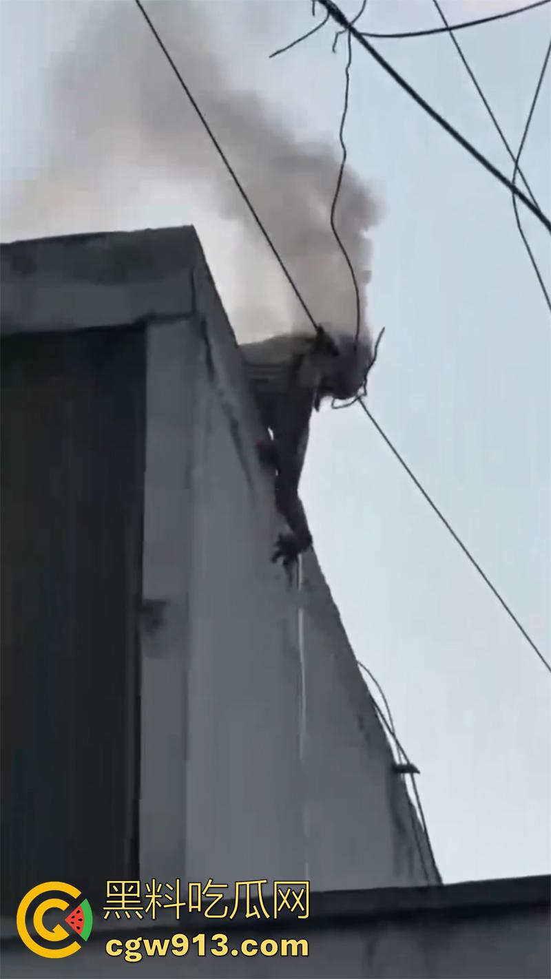 偷情人妻竟丢了命， 四川成都郫县一男子，偷情彩票站老板娘，老公突然回来只能躲在楼顶，竟被当场电死！  第3张