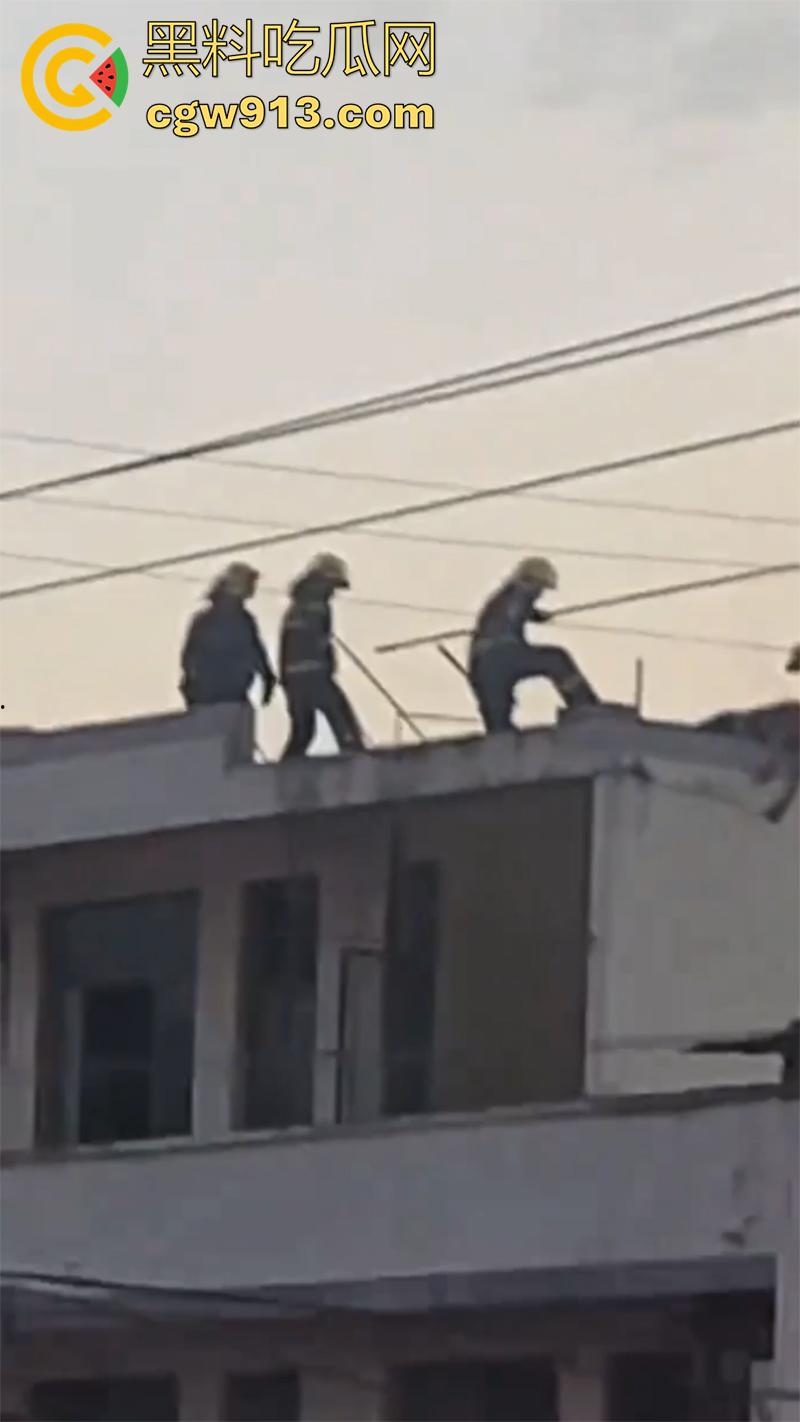 偷情人妻竟丢了命， 四川成都郫县一男子，偷情彩票站老板娘，老公突然回来只能躲在楼顶，竟被当场电死！  第4张