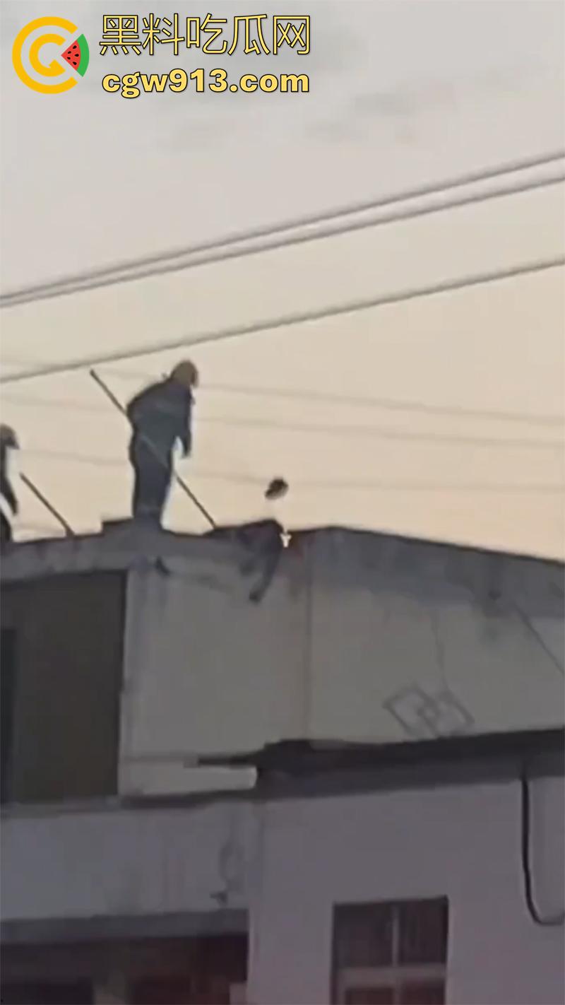 偷情人妻竟丢了命， 四川成都郫县一男子，偷情彩票站老板娘，老公突然回来只能躲在楼顶，竟被当场电死！  第5张