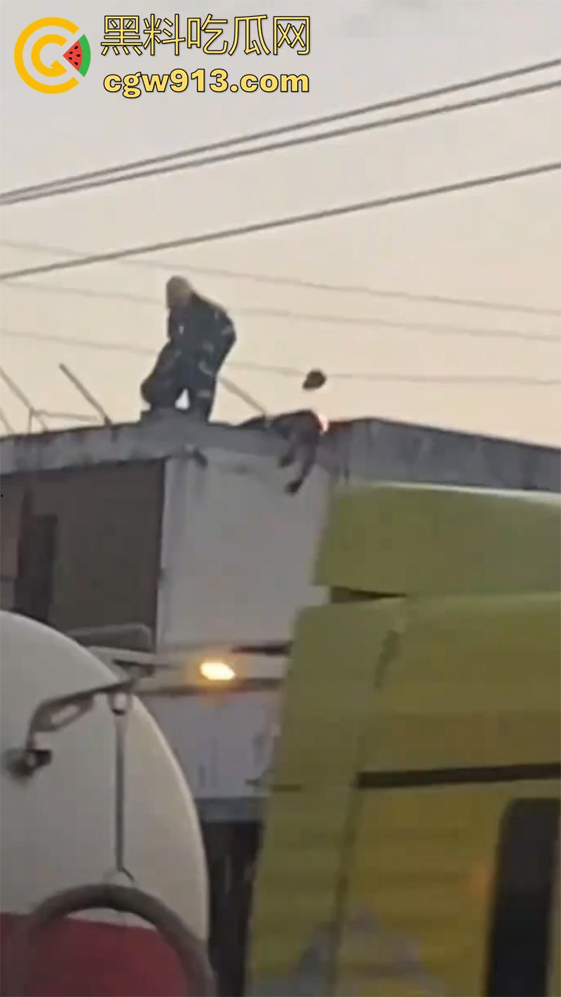 偷情人妻竟丢了命， 四川成都郫县一男子，偷情彩票站老板娘，老公突然回来只能躲在楼顶，竟被当场电死！  第6张