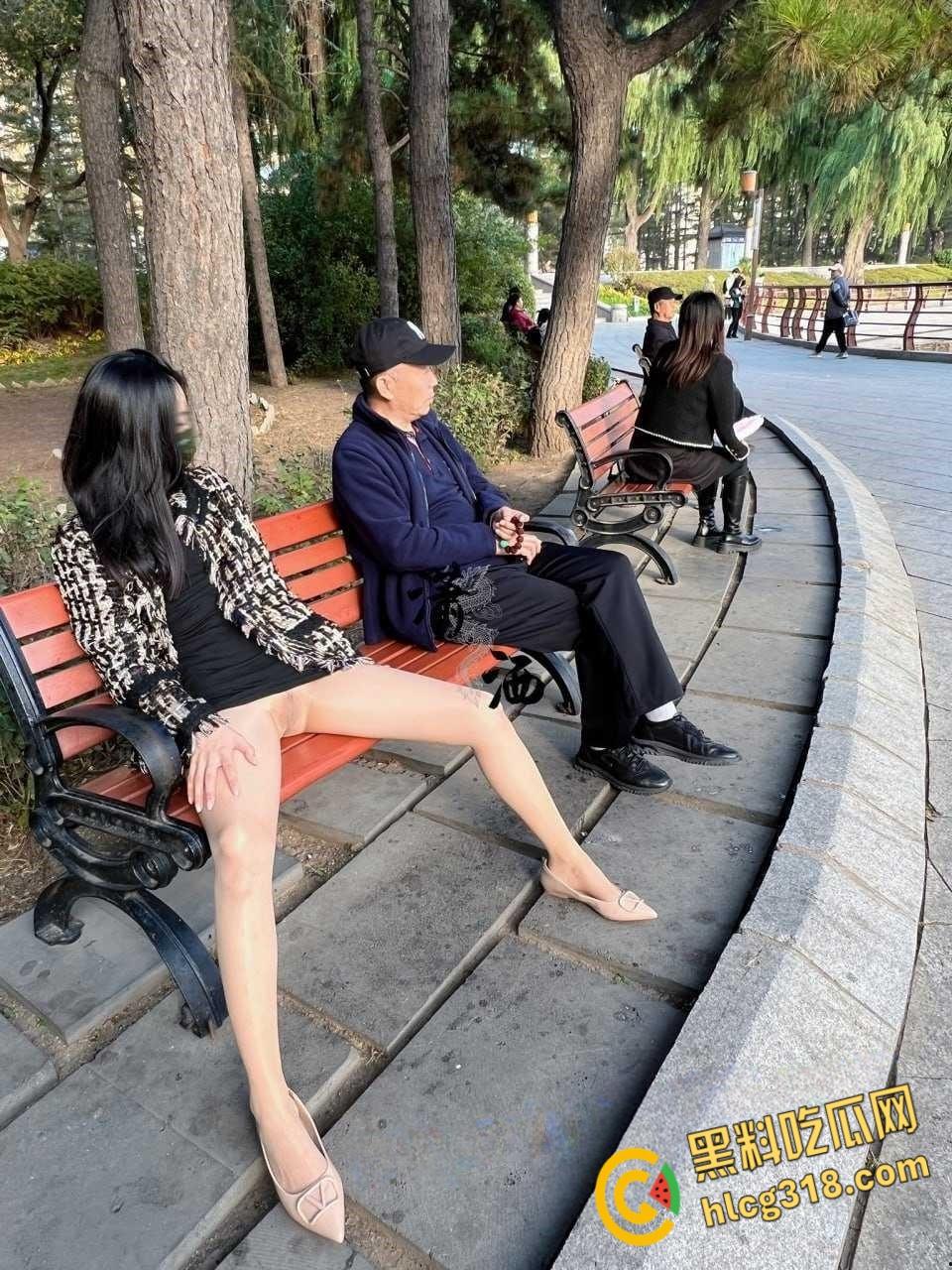 推特【潇洒Guccism】调教反差女神，户外大爷旁开档黑丝白虎露出太诱人了！  第1张