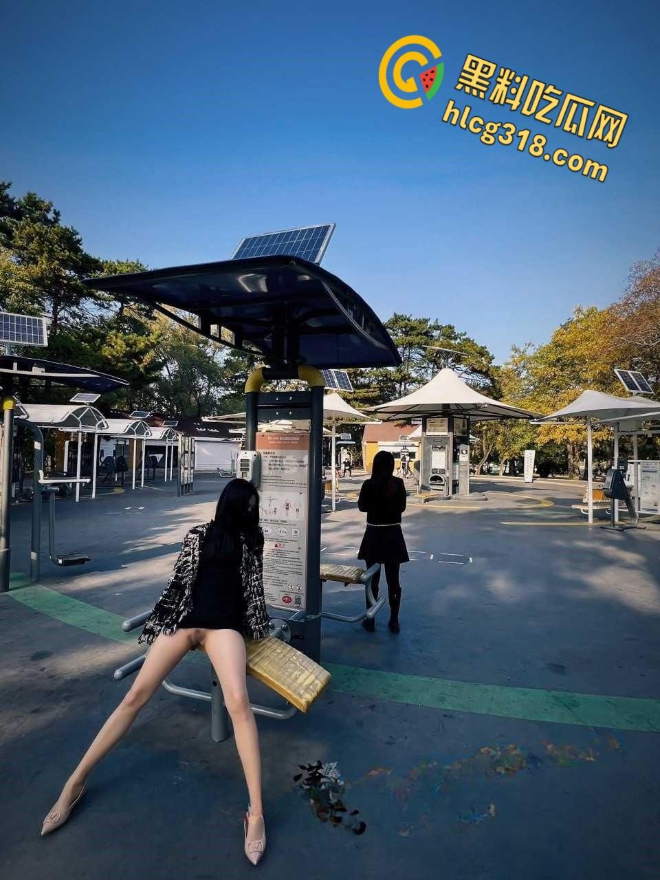 推特【潇洒Guccism】调教反差女神，户外大爷旁开档黑丝白虎露出太诱人了！  第6张