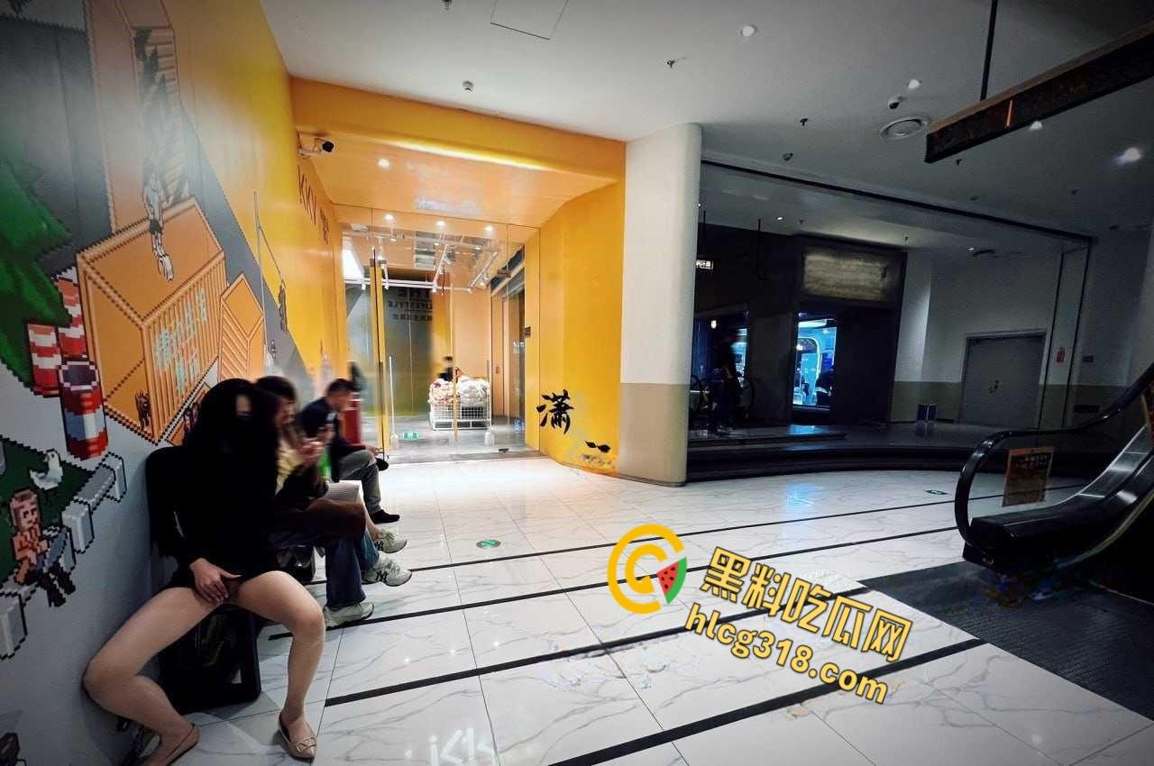 推特【潇洒Guccism】调教反差女神，户外大爷旁开档黑丝白虎露出太诱人了！  第7张