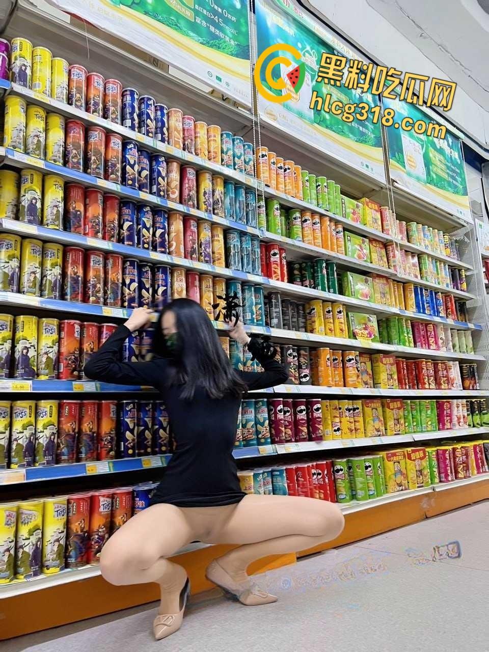 推特【潇洒Guccism】调教反差女神，户外大爷旁开档黑丝白虎露出太诱人了！  第9张