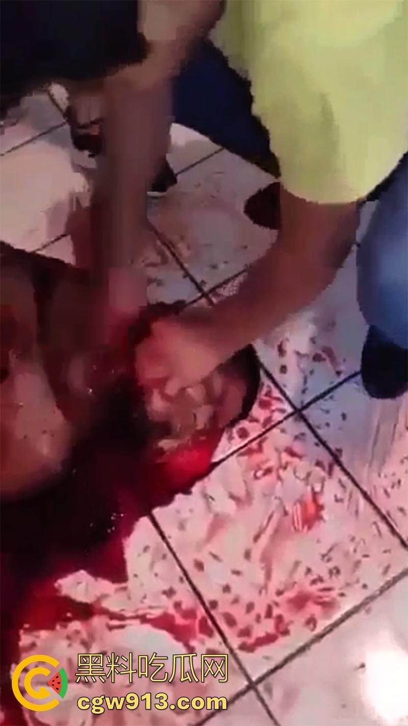 暗网流出墨西哥毒枭杀人现场，抓住其他帮派成员，直接挖出心脏，还在手中跳动，把头割下来当球踢！  第3张