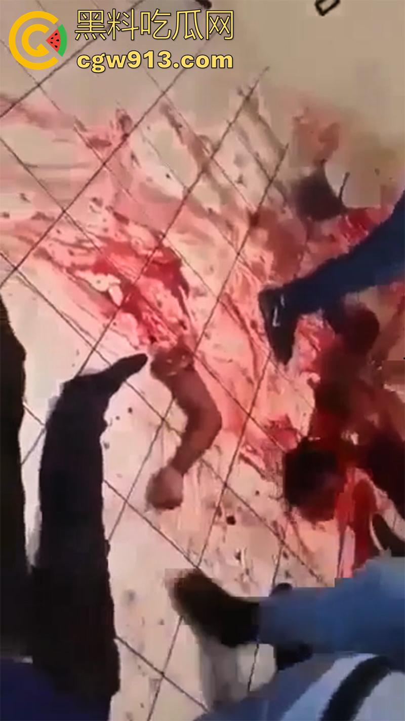 暗网流出墨西哥毒枭杀人现场，抓住其他帮派成员，直接挖出心脏，还在手中跳动，把头割下来当球踢！  第8张