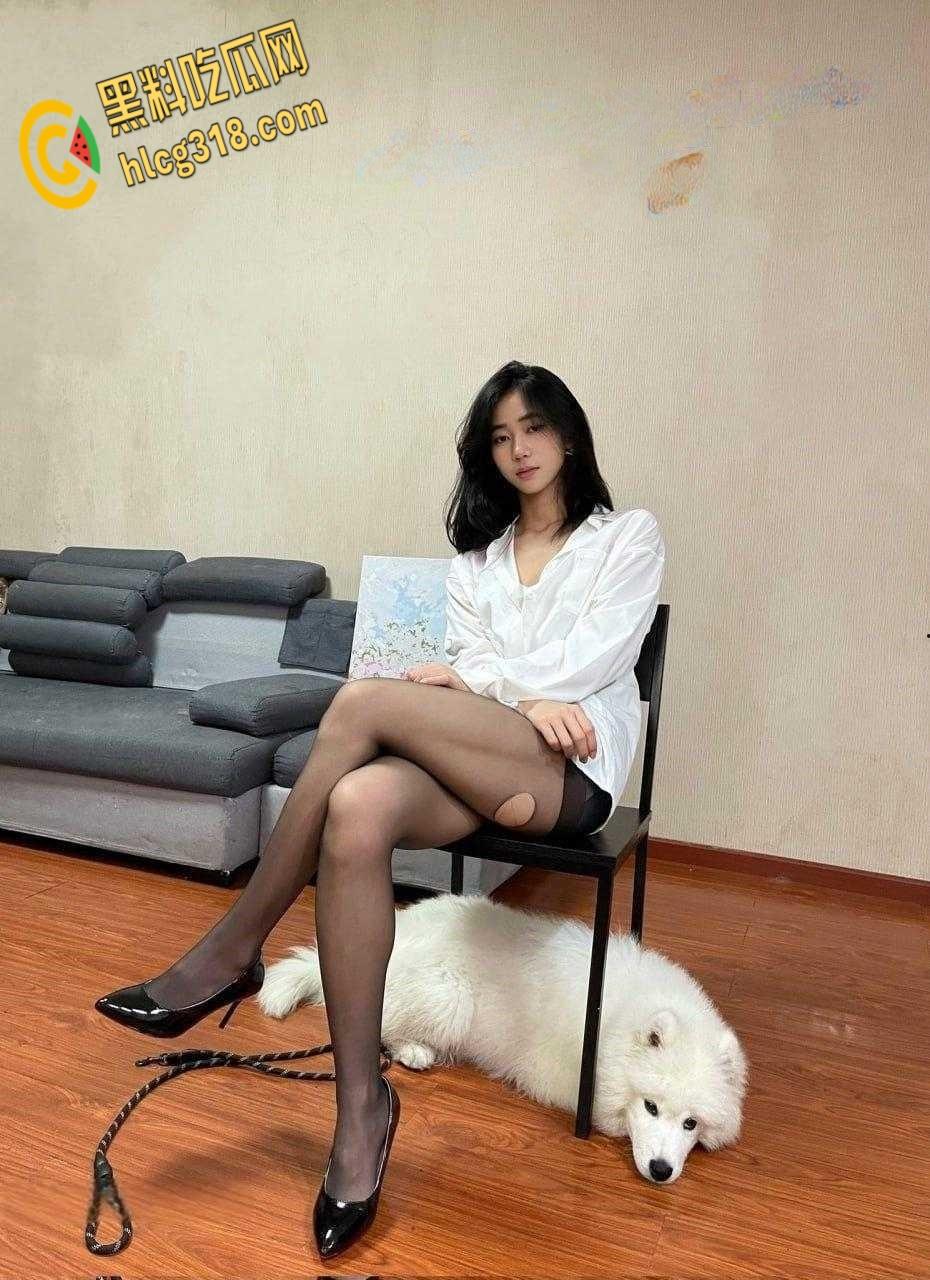 极品高颜舞蹈生被金主网调，大尺度完美身材尤物，高难度一字马展示诱人酮体 !  第3张