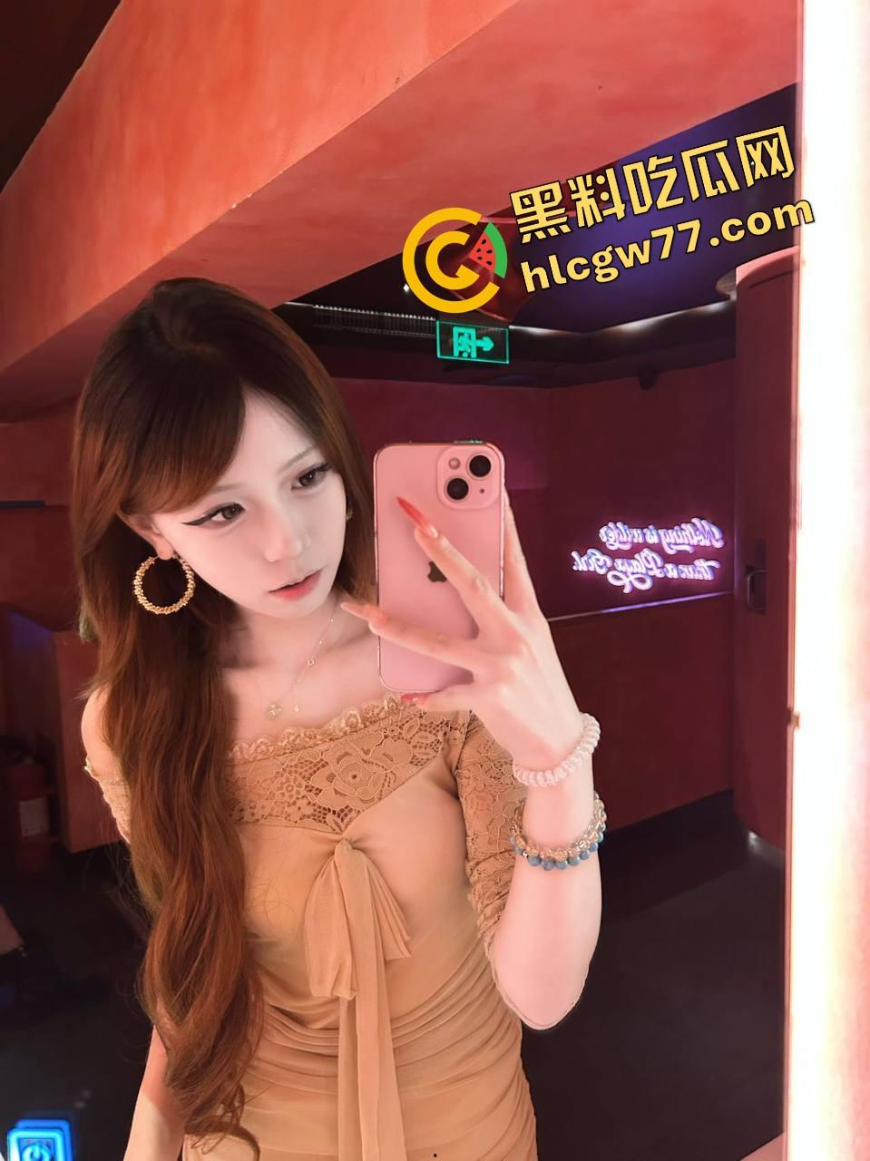 舔了半年公司女同事『周倩瑶』结果人家晚上骑着大屌浪到喷水，白天装清高晚上喂精！  第2张