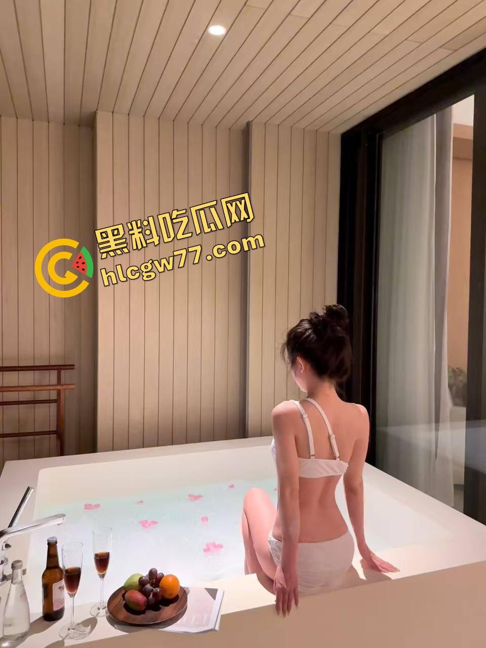 舔了半年公司女同事『周倩瑶』结果人家晚上骑着大屌浪到喷水，白天装清高晚上喂精！  第10张