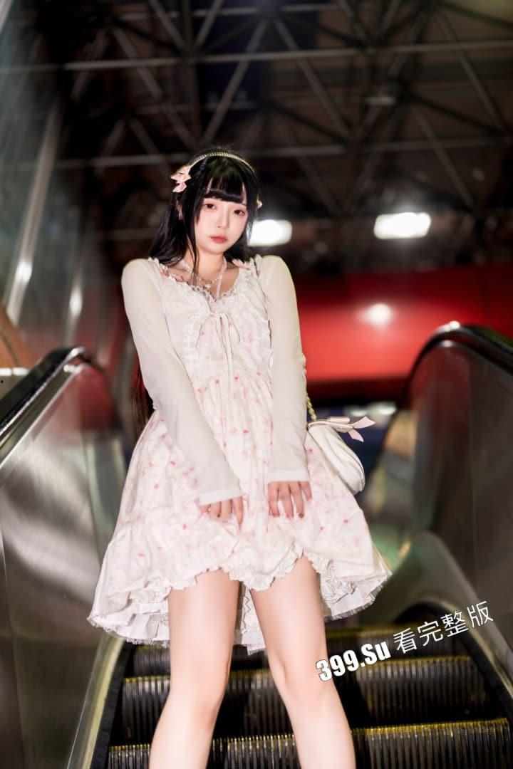 推特福利姬「落落Raku」cos极致的骚女仆 自慰户外露出  和小姐妹互相成就 被金主乖乖调教（70P私拍+40V福利视频合集） 第52张