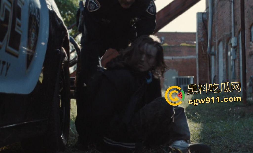 电影【凶器】惊悚集体失踪案！小镇魔咒吞噬17孩童，只剩一童揭女巫操控父母成杀器，幸存者反戈一击！  第4张