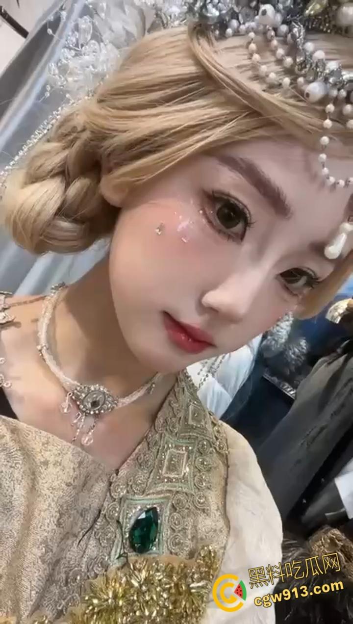 约炮极品嫩妹【朱雅】，背着男友夜店偷情寻欢，穿上情趣黑丝饥渴跪地求肉棒，颜射吞精精液覆盖全脸 !  第3张