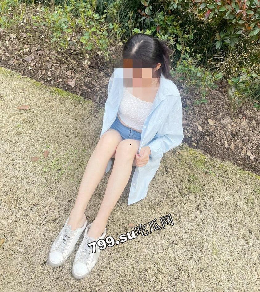 海角社区乱伦大神强上女房东 以记录之名把少妇房东野外按在草地抽插观众太多转战厕所继续  第5张