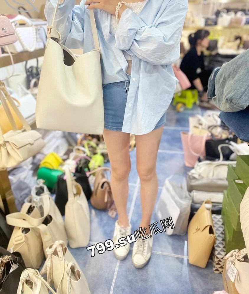 海角社区乱伦大神强上女房东 以记录之名把少妇房东野外按在草地抽插观众太多转战厕所继续  第7张