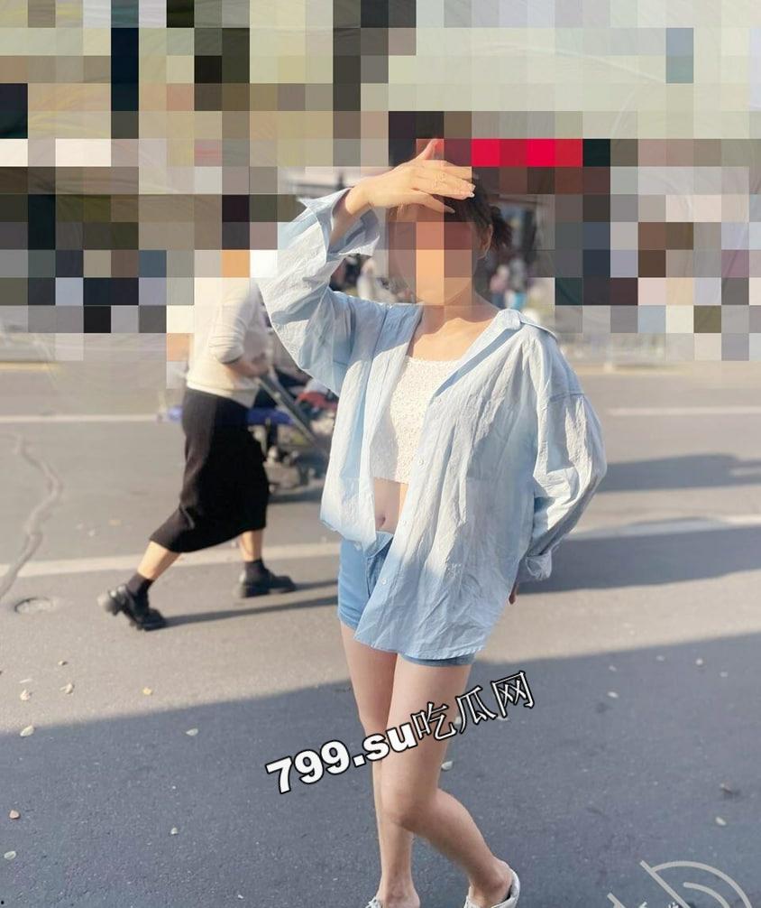 海角社区乱伦大神强上女房东 以记录之名把少妇房东野外按在草地抽插观众太多转战厕所继续  第8张