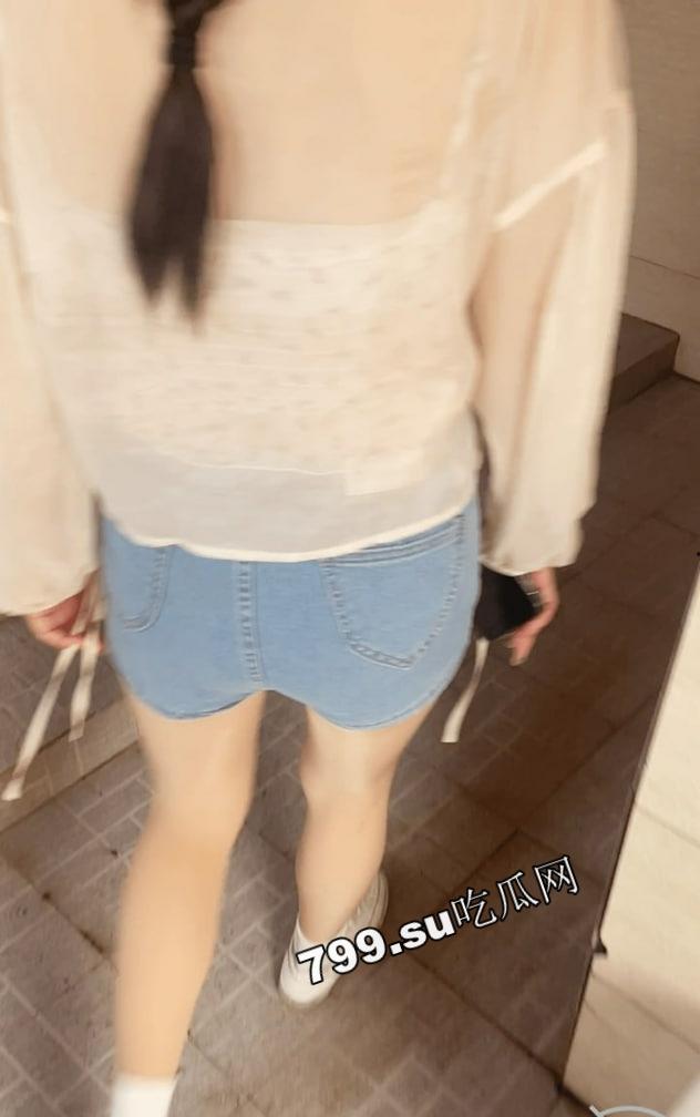 海角社区乱伦大神强上女房东 以记录之名把少妇房东野外按在草地抽插观众太多转战厕所继续  第15张