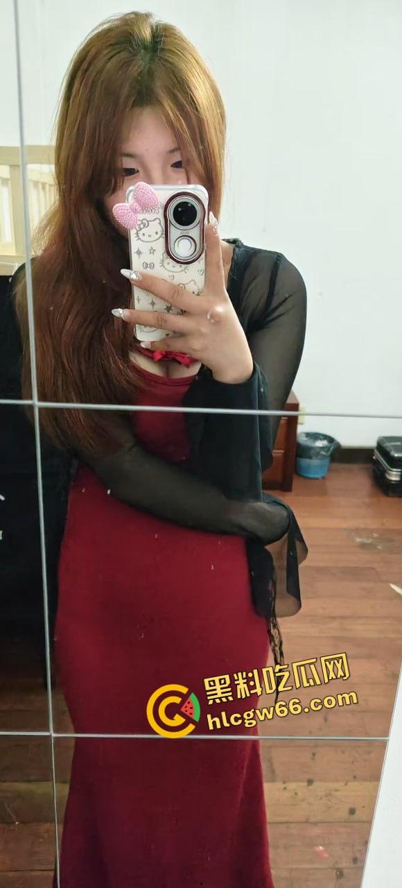 河南大学生开房玩疯了，当着沸羊羊的面桌子上无套开肏，兄弟轮着推屁股，这逼简直成了公共资源！  第1张