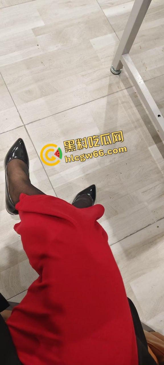 河南大学生开房玩疯了，当着沸羊羊的面桌子上无套开肏，兄弟轮着推屁股，这逼简直成了公共资源！  第2张