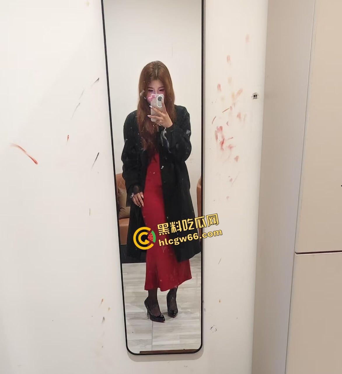 河南大学生开房玩疯了，当着沸羊羊的面桌子上无套开肏，兄弟轮着推屁股，这逼简直成了公共资源！  第4张