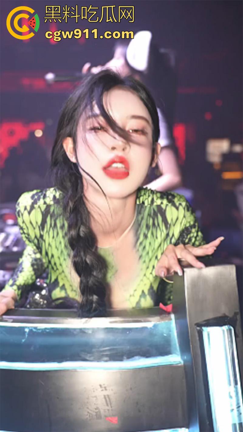 穷人女神富人母狗，有钱人的精彩夜生活，酒吧性感DJ和dancer，被大哥带走各种操，这生活真让人羡慕啊！  第1张