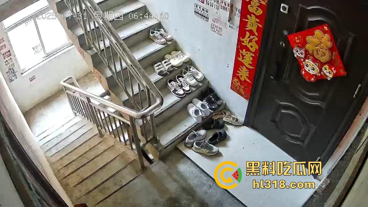 河南信阳人才聚集地吗？精神小伙居在别人家门前撸了一发 ？期间还尝了两口，还自产自销是吧！  第1张