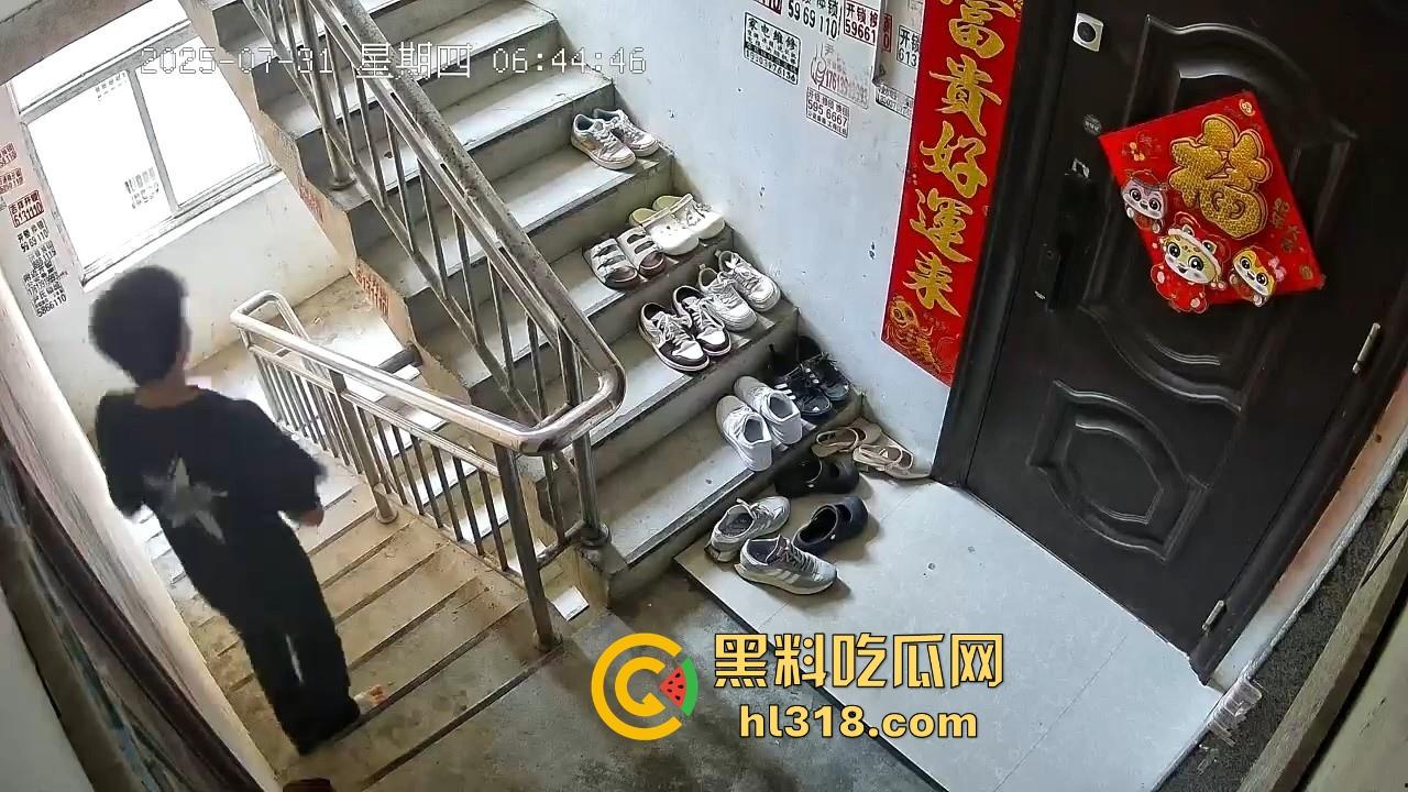 河南信阳人才聚集地吗？精神小伙居在别人家门前撸了一发 ？期间还尝了两口，还自产自销是吧！  第4张