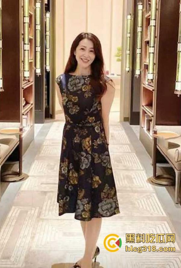 海角乱伦【爱玩求虐的婶婶】最新力作，调教母狗婶婶，踩奶狂插，满足婶婶的受虐倾向！  第1张