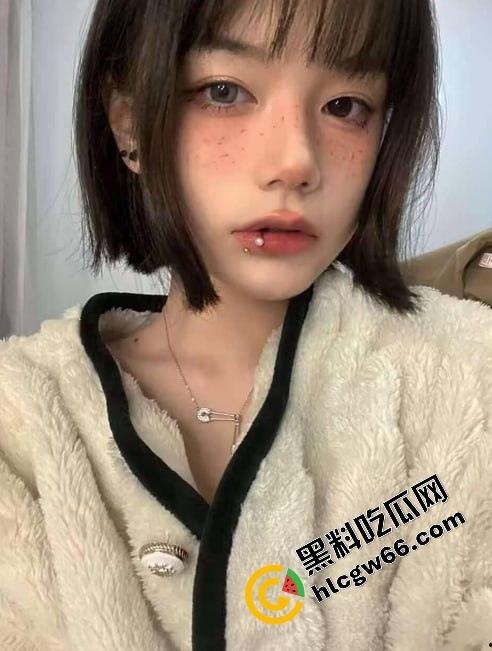 沈阳城市学院骚妹【张雨婷】白天端庄课代表，晚上酒店被操的逼水喷床单母狗体质拉满！  第1张