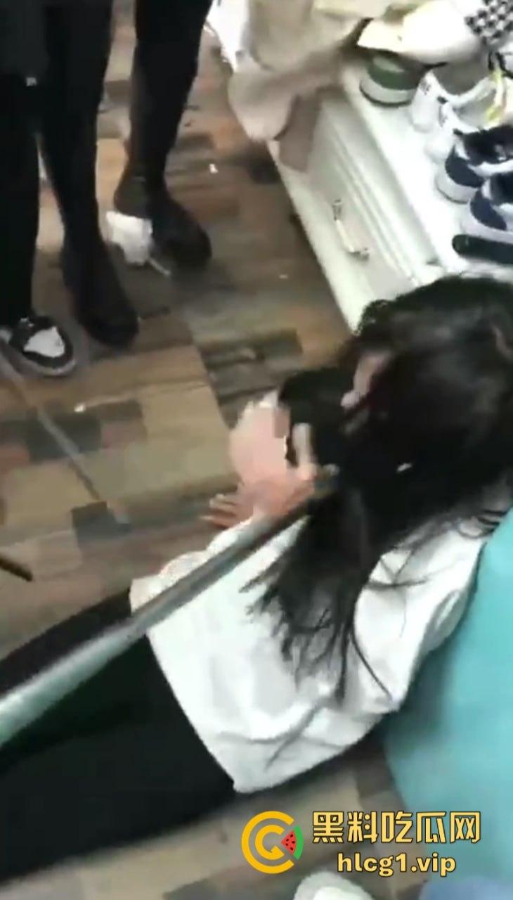 齐齐哈尔市甘南县16岁少女  【李鑫蕊】 遇围殴霸凌 用棍子打脸砸头 霸凌事件啥时候能停止啊！ 第2张