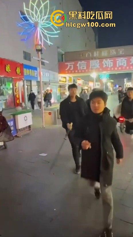临沂精神小伙街头砍人，是报复社会？还是寻事报仇？再打进去了 飞机都打不了了。  第3张