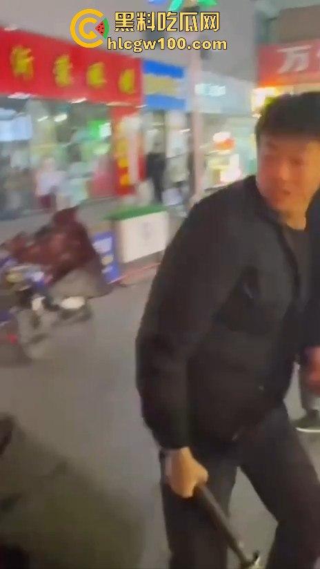 临沂精神小伙街头砍人，是报复社会？还是寻事报仇？再打进去了 飞机都打不了了。  第6张