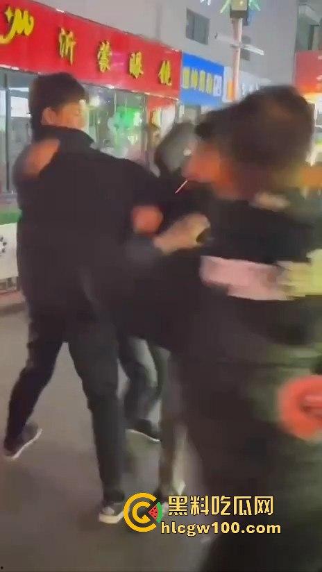 临沂精神小伙街头砍人，是报复社会？还是寻事报仇？再打进去了 飞机都打不了了。  第8张