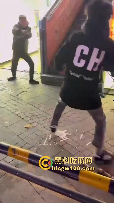 临沂精神小伙街头砍人，是报复社会？还是寻事报仇？再打进去了 飞机都打不了了。  第12张