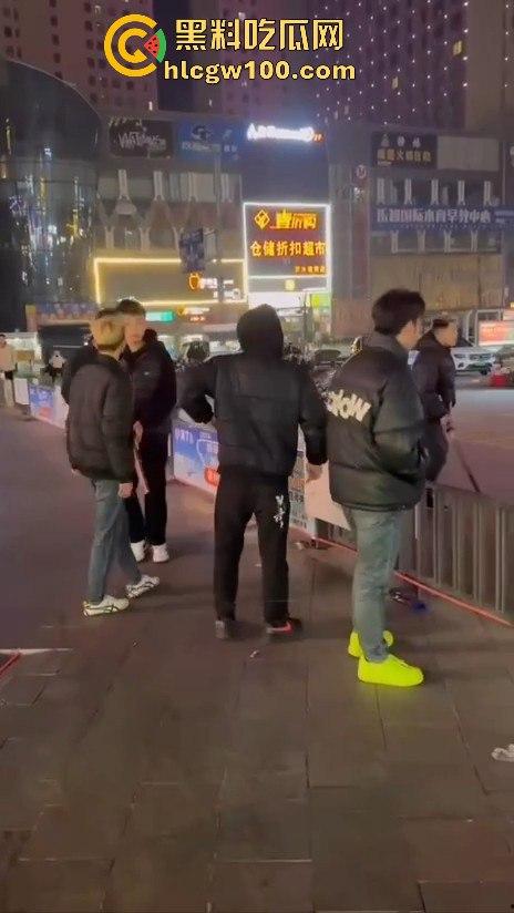 临沂精神小伙街头砍人，是报复社会？还是寻事报仇？再打进去了 飞机都打不了了。  第13张