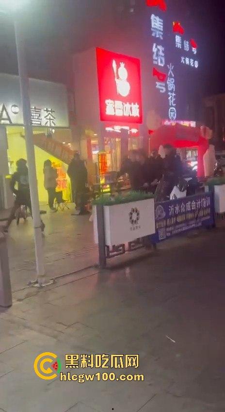 临沂精神小伙街头砍人，是报复社会？还是寻事报仇？再打进去了 飞机都打不了了。  第14张