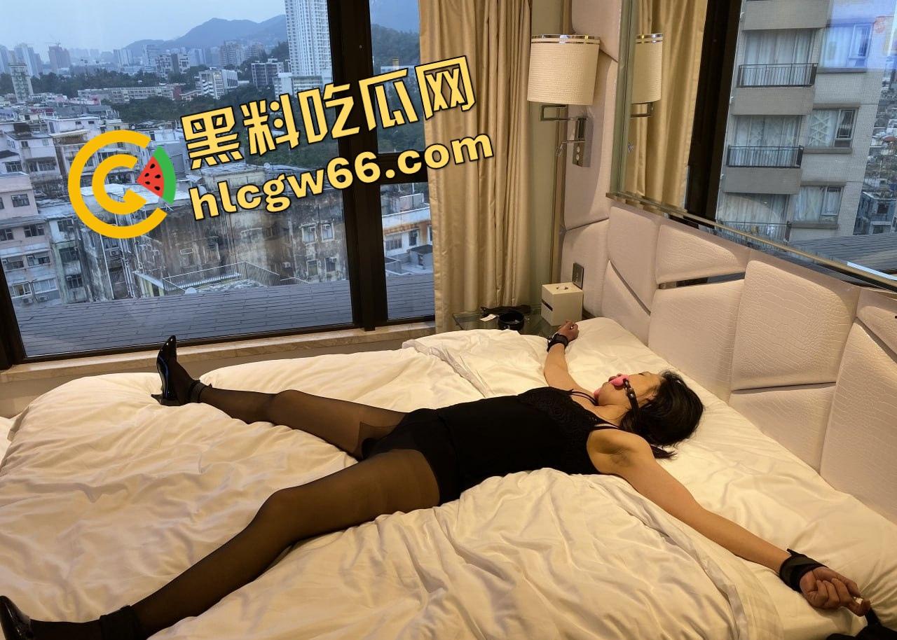 SM调教狂欢，香港反差性奴母狗被主人大街牵走露出，滴蜡喝尿深喉肛交全程服从，爬地学狗叫！  第6张