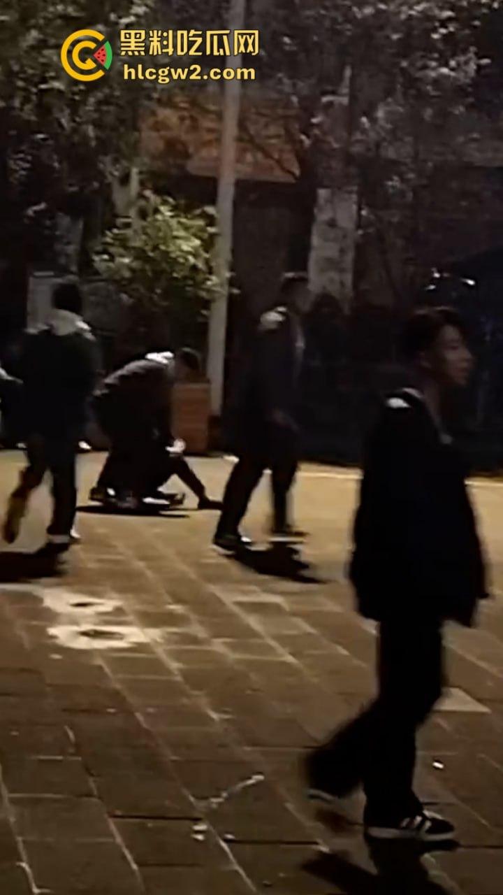 血腥慎入!四川自贡富顺县多名精神小伙当街聚众斗殴 致一人归西一人ICU  真实现场曝光 第3张