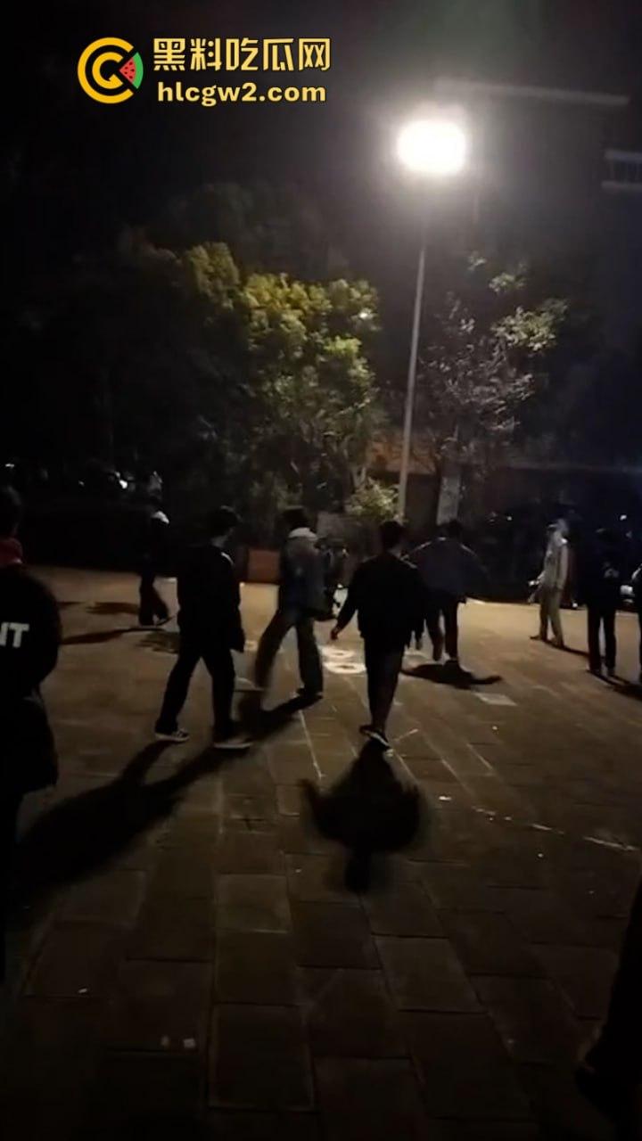 血腥慎入!四川自贡富顺县多名精神小伙当街聚众斗殴 致一人归西一人ICU  真实现场曝光 第6张