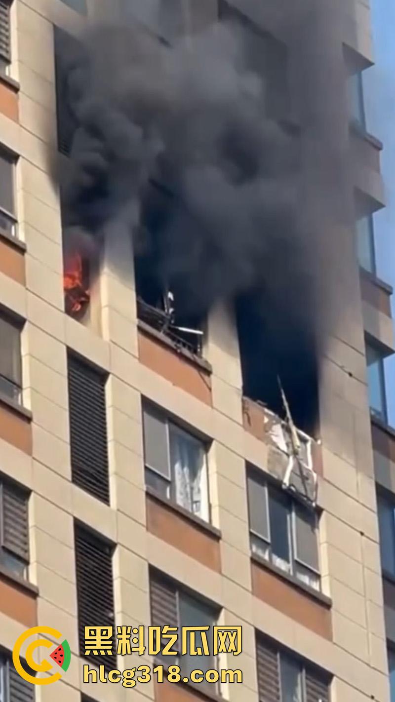 青岛电瓶车飞线充电，发生爆燃造成严重火灾，现场画面触目惊心，清晰听见传来的爆炸声！  第4张