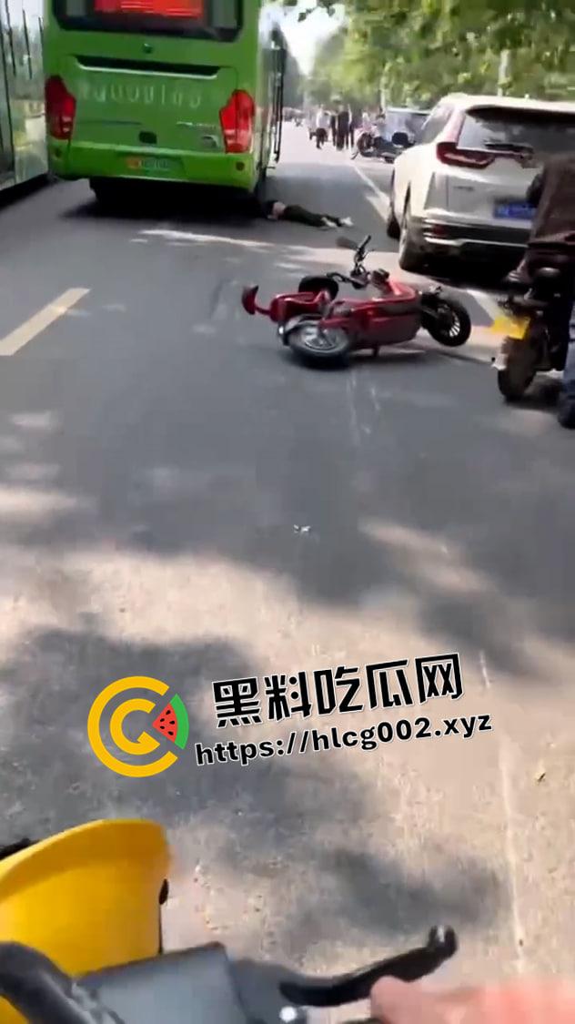西平汽车站车祸现场视频！男子不戴头盔被公交车碾压爆头 一地脑浆 血腥慎入  第4张
