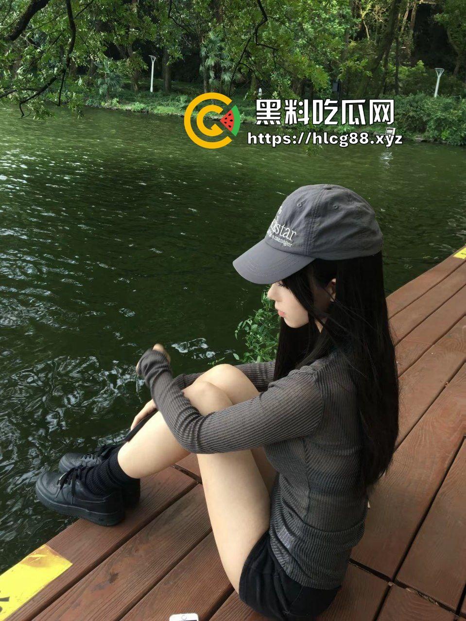 重金包养高中JK双马尾嫩妹，趴在沙发上随意玩弄双腿白虎逼，暴力猛操蜜桃白臀至痉挛抽搐！  第3张