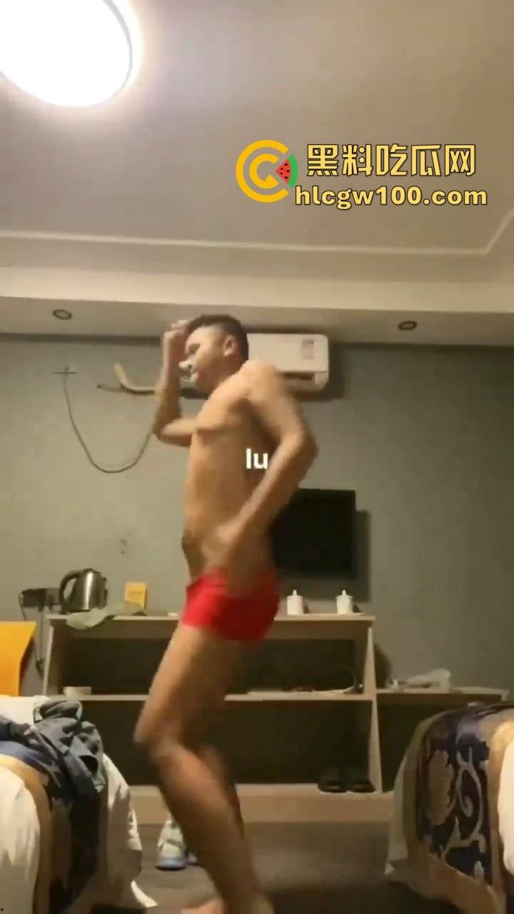 圣诞节荒诞名场面曝光，约不到炮的男人酒店发疯砸床，小姐坐包厢刷剧解闷，低端技师直接练草逼技术谋出路！  第10张