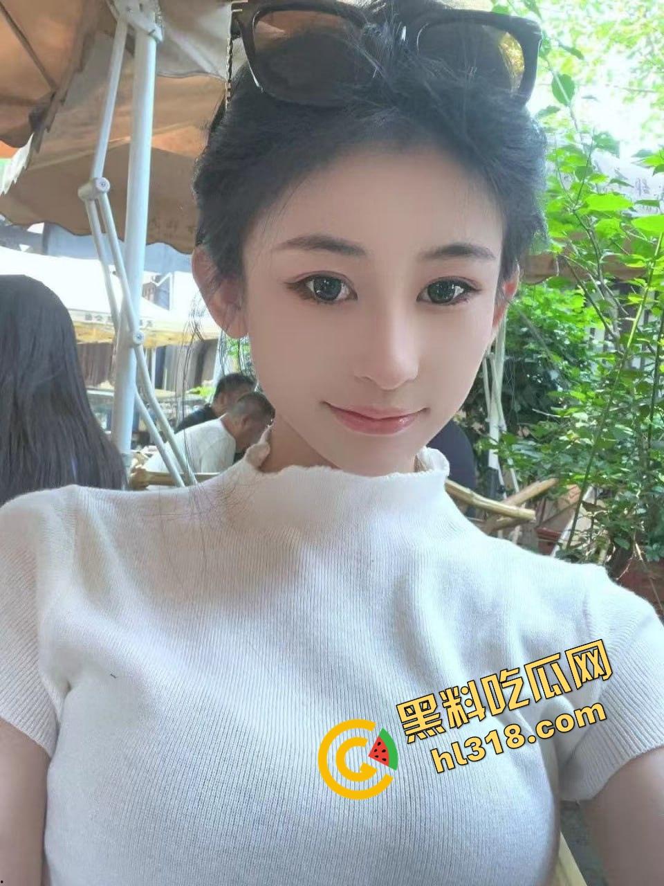 大奶纹身少妇偷情玩花样，床上让小伙边操边打电话给老公，娇喘偷情求别太猛，刺激的一批！  第1张