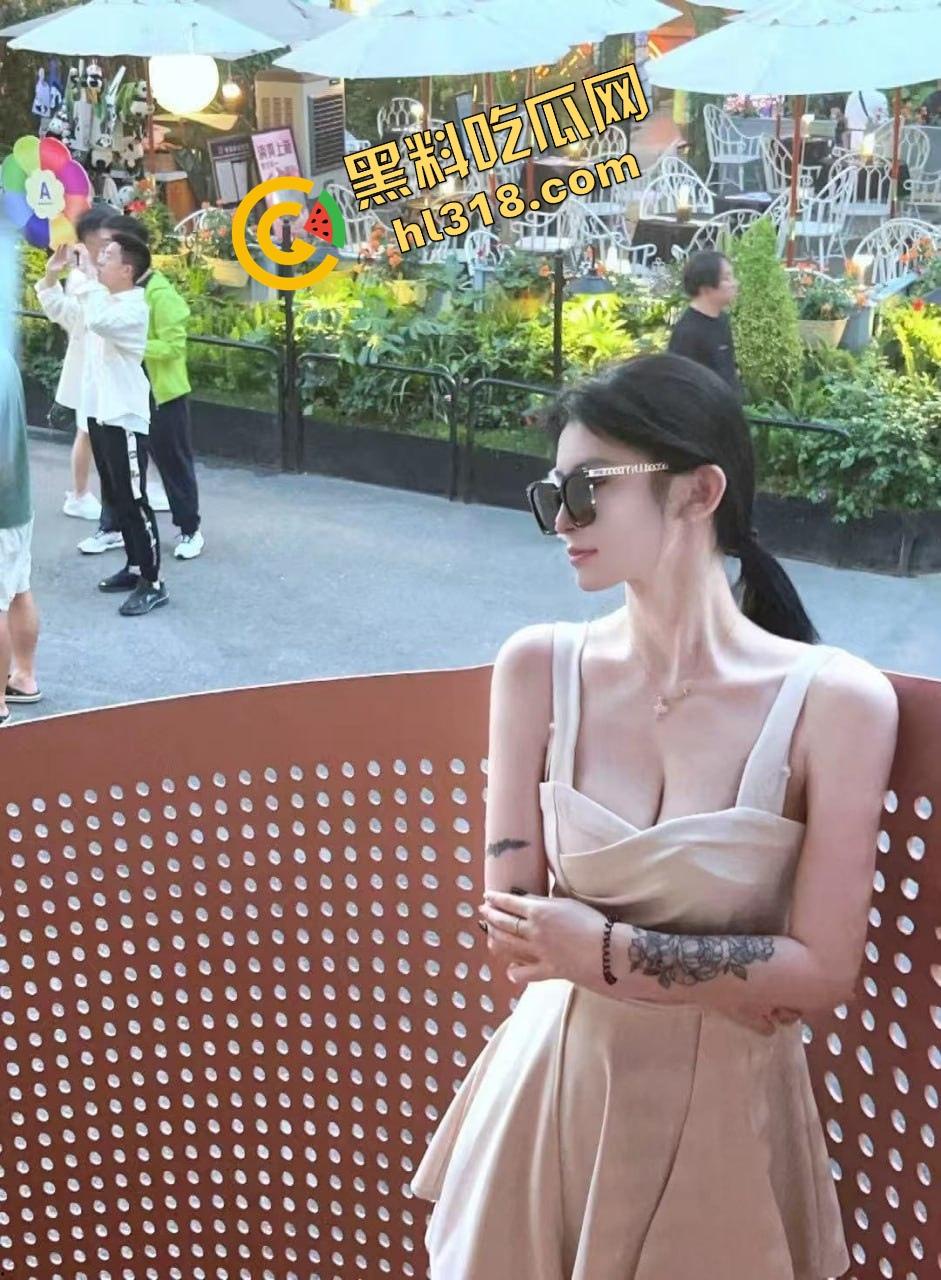 大奶纹身少妇偷情玩花样，床上让小伙边操边打电话给老公，娇喘偷情求别太猛，刺激的一批！  第3张